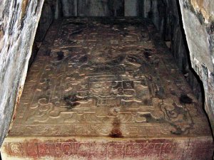 Саркофаг К’инич Ханааб Пакаля в крипте "Храма Надписей". Современная фотография.