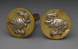 Ушные украшения с изображением кондоров, II-III вв. Перу, Моче. Золото, серебро, позолоченная медь, раковина.