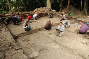 Археологи раскапывают раннее строение в Сейбале, ок. 500 г. до н.э. Фото: Такеши Иномата