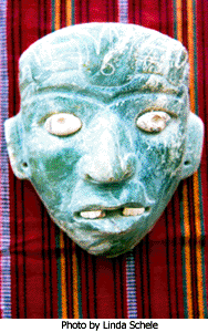 Жадеитовая маска из "Погребения 85" в Тикале. Фото Л. Шиле