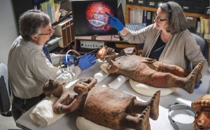 В музее Гилкриз университета Талсы археологи Роберт Пикеринг и Шэрил Смолвуд-Робертс используют медицинский эндоскоп, чтобы определить подлинность керамических фигурок из западномексиканского штата Наярит.
