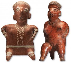 Две стилистически разные фигурки из Наярита. Женщины положили свои руки на бока своих животов, что может означать их беременность.