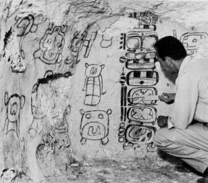 Археолог А. Трик изучает дату Долгого счета, расписанную на стене гробницы Сихйах-Чан-К’авииля II 