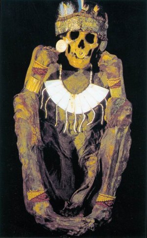 Рисунок 15. Типичная сидячая мумия, закопанная с золотыми предметами (культура Наска, ок. 100 – 900 гг., Museo del Oro, Лима)