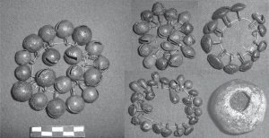 Рисунок 7.4. Колокольчики и миниатюрный сосуд текомате, заполненный медью из тайника Строения R-183b. Фото Е. Пэрис.