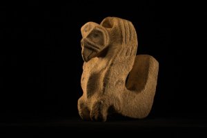 Каменная фигурка грифа, найденная в центре тайника. Этот предмет окружали сосуды и каменные сиденья. Фото: Дейв Йодер / National Geographic