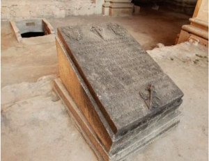 Надгробная плита Педро де Альварадо, его жены Беатрис и дочери Леонор. Гватемала Антигуа.