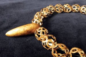 Золотое ожерелье с пустотелыми бусинами. Его носил один из найденных в захоронении человек. Узор в виде цифры 8 мог символизировать извилистое движение змей. Фото: ж-л Archaeology