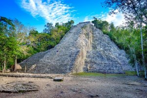 Пирамида Ишмоха в группе Нохоч Муль – самая высокая на Юкатане