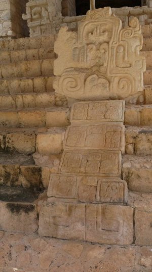 Рельеф в виде змея с иероглифической надписью, украшающий лестницу в Эк’-Баламе. Фото Д. Иванова