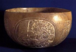 Чаша с изображением Бога Кукурузы, персонифицированного деревом какао (25-600 гг.). Коллекция Думбартон Оукс (Источник: Stone and Kreft 2005)