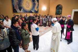 Папа Римский за получение информированного согласия у коренных народов. Фото: L'Osservatore Romano/Pool Photo via AP