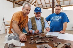 А. Табарев (слева) и А. Попов (справа) вместе с эквадорским коллегой изучают найденные керамические осколки. Фото: ДВФУ