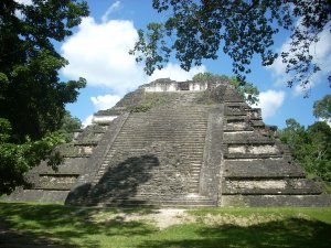 Пирамида в стиле талуд-и-таблеро. Комплекс «Затерянный мир», Тикаль. Фото: Simon Burchell (2010) / Wikimedia