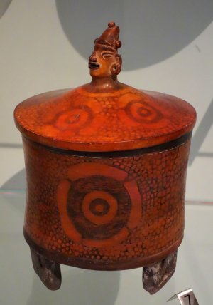 Пример украшенного теотиуаканскими символами сосуда-треножника из области майя. Королевский музей Онтарио, Торонто. Фото: Daderot (2013) / Wikimedia