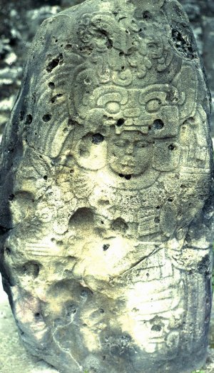 Портрет Йаш-Нуун-Ахиина на стеле 4 из Тикаля. Фото: HJPD / Wikimedia