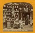 Смертельное наваждение. 19 век в Европе был веком сильного увлечения черепами и скелетами. Во время правления Луи Наполеона (1852-1870), французские художники создавали стереоскопические фотографии, называемые Чертовщинами, миниатюрных диорам скелетов на шарах, библиотек (см. рисунок), встреч с дьяволом и любовных встреч. Злая сатира на порочный наполеоновский двор, иллюстрирующая насколько популярными были изображения скелетов в то время, когда появились хрустальные черепа. (Paula Fleming Collection) ||| 69Kb