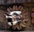Теотиуакан. Пернатый змей. Головы бога Кецалькоатля, олицетворяющего единство воздуха и воды, неба и земли, чередуются с головами бога дождя Тлалока на каждом ряду плит, украшающих фасады храма