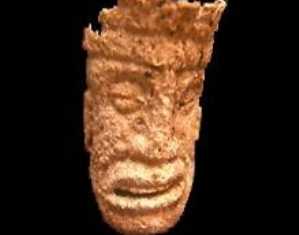 На выгравированном костяном кулоне изображён портрет деформированного лица правителя Укит Кан Лек Ток’а (фото: INAH) ||| 6Kb