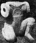 Каменная статуя с отбитой головой из Сан-Лоренсо