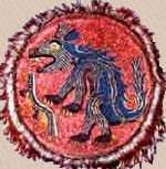 Этот щит, украшенный перьями с яростным койотом в центре, доставался в награду воинам, которые отличились в бою