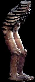 Среди статуй, обнаруженных в зале рыцарей Орла, была и эта, ныне безголовая, изображающая, по общему мнению, Миктлантекутли, бога мёртвых. Его кости прорывают кожу и показывают природу жизни ||| 20Kb