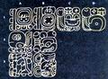 Иероглифы майя читаются по нисходящей линии, слева направо, попарно. Обычно текст начинается с календарной даты, за ней следует событийный иероглиф, рассказывающий о том, что произошло в этот день, а затем — имя и титул правителя, который принимал в этом участие