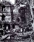 А. Модсли сделал фотографию северного фасада башни в Паленке в 1891 году, сразу же после расчистки участка