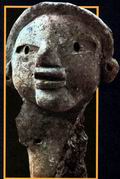 Предположительно это портрет некоего правителя Куэльо, чье имя теперь никому не известно. На глиняной фигурке (высота ее приблизительно 10 сантиметров) имеются украшения, которые носили первые правители майя: ушные украшения и простая головная повязка. Скульптура была создана около 400 года до н. э., время, когда майя жили в основном в небольших сельских и торговых поселках