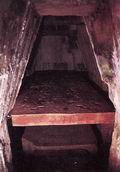 Ныряющая в подземелье Храма надписей каменная лестница с гладкими блестящими ступенями (наверху слева) — когда-то заваленная песком и камнями — уходит на 22 метра в глубину, к камере, где находится гробница Пакаля (справа)