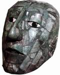 Череп Пакаля был покрыт составленной из 200 кусочков нефрита каменной маской с глазами из перламутра и обсидиана. Она плотно облегала лицо, с которого была снята кожа. Во рту маски помещен Т-образный амулет — знак того, что Пакаль возносится к богам