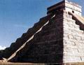 Когда в день весеннего или осеннего равноденствия солнце клонится к закату, кажется, что по ступеням пирамиды Эль-Кастильо в Чичен-Мие сползает змея. Косые лучи солнца падают на ребро четырехгранной пирамиды — получается своеобразная игра света и тени, которую, вероятно, древние майя воспринимали как знак, посылаемый богом Кукульканом — Пернатым Змеем. Современные майя торжественно отмечают такие дни