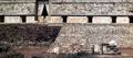 Восточная стена Дворца губернатора в Ушмале отличается строгостью пропорций, свойственной архитектуре Пуука. Дополнительные пристройки с правой и левой стороны здания присоединены с помощью высоких ложных арок, немного углубленных. Это нововведение придает зданию особую элегантность