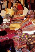Торговля традиционными тканями на индейском базаре (Гватемала)