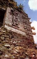 Маски бога дождя Чаака на древнем храме майя (Чикахна, Кампече)
