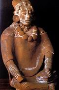 Керамическая фигурка с острова Хайна, изображающая жреца с кодексом