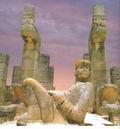 Город Чичен-Ица. Статуя бога Чак-Мооля. Каждая из подобных тольтекских статуй держит перед собой блюдо, явно предназначенное для даров и пожертвований