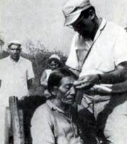 Кубинский антрополог доктор Мануэль Риверо де ла Калле за работой.