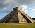 Пирамида «Пернатого змея» — Кукулькана в городе майя Чичен-Ица состоит из девяти уступов и имеет квадратное основание. На вершину ведут четыре лестницы с 91 ступенькой, окаймленные балюстрадой, которая на первом этаже начинается с прекрасно выполненной змеиной головы и в виде змеиного тела продолжается до верха