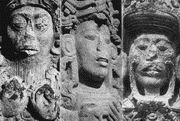 Портреты Вашаклахуун-Уб'аах-К'авииля на копанских стелах (слева направо): Стела C, A и B.