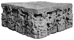 Алтарь Q. Был посвящен Йаш-Пасах-Чан-Йо'паатом в 776 году. На монументе запечатлены первые 16 царей Шукуупа, каждый из которых «восседает» на своем именном иероглифе.