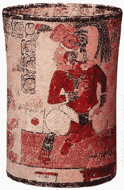 Полихромная ваза с изображением сидящего на троне в своем дворце К’авииль-Чан-К’инича. Здесь он обозначен как «Хозяин Владыки Акуля». Использование полной царской титулатуры за 6 лет до официального воцарения, возможно, указывает на то, что правление …н-Ти'-К'авииля было некой формой регентства.