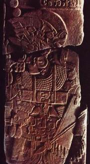 Стела 2 из Дос-Пиласа, установленная в 736 году. Чтобы подчеркнуть победу …н-Ти'-К'авииля над Сейбалем, его изобразили в полном боевом облачении с выступающей маской, выполненной в теотиуаканском стиле.