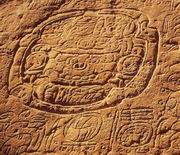 Иероглифы майя на Алтаре 1 из Наранхо, который изначально располагался рядом со Стелой 38 перед зданием D-1. 593 г.н.э.