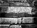 Иероглифическая лестница «Корпуса С» Дворца Паленке: (а) фотография Моудсли (1889-1902: Том IV, Фотография 23); (b) прорисовка Энн Хантер; (с) прорисовка Линды Шиле
