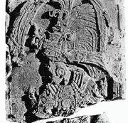 Стела 13 из Пьедрас-Неграс. На монументе изображен Ха'-К'ин-Шоок, разбрасывающий копал по случаю окончания к'атуна 9.17.0.0.0 (771 год).