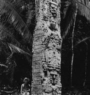 Стела F из Киригуа, установленная в 761 году. На фотографии рядом с этим монументом, имеющим высоту в 7,25 метров, стоит выдающийся майянист Сильванус Морли.