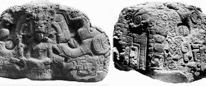 Зооморф Р из Киригуа, датируемый 795 годом. На северной стороне монумента (фотография слева) показан царь, восседающий в пасти огромного чудовища. На южной стороне (фотография справа) иероглифы и портреты божеств настолько переплетены друг с другом, что даже подготовленному ученому-майянисту нелегко разобрать текст.