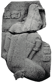 Монумент 99 из Тонины. На этой разбитой панели показана женщина-пленница, что крайне редко встречается в искусстве майя. Её одежда (уипиль) вся порезана – это символ поражения и унижения.