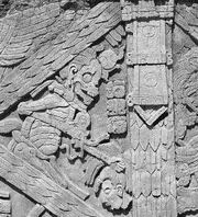 Прекрасный пример работы мастеров по штуку из Тонины. У этого фриза прослеживаются четкие параллели с настенной росписью из Теотиуакана (комплекс Ателелько).